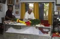 Celebrities pay tributes to Bapu Photos